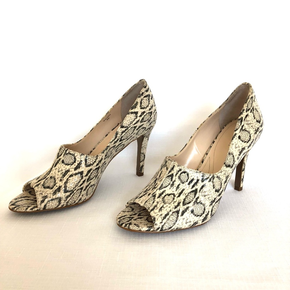 TAHARI ~ Walden ~ Open Peep Toe Pumps ~ Black & Cream Snakeskin Print ~ Size 9